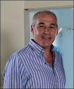 Le beau papa Jean-Paul (des épisodes 1 à 4) se nomme :