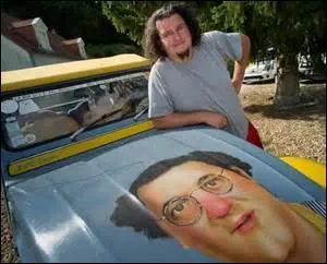 Qui est représenté sur le capot de cette 2CV ?