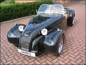 On ne dirait pas une 2CV, mais s'en est belle et bien une ! Elle a pour nom :