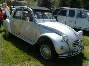 Voilà une 2CV :