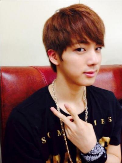 Lors de l'épisode 1 de "Rookie king", lorsqu'il était dans l'ascenseur, comment a-t-il réagi lorsque la jeune femme est montée ?