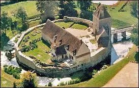 Nous survolons le château de La Grand-Cour, situé à Mornay-Berry. Cette commune du 18 se trouve en région ...