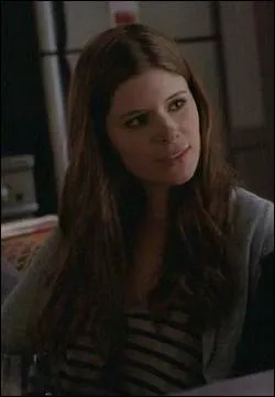 Quelle relation Hayden entretient-elle avec le personnage ci-dessus ?