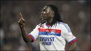 Quel grand joueur a été formé à l'A.S. Saint-Étienne avant de briller avec Lyon ?