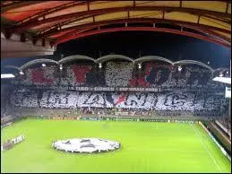 Combien de places possède le stade de Gerland ?