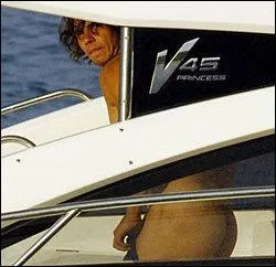 Les paparazzis ont photographié ... ... ... ... ... . sur son yacht en train de mettre son bermuda :