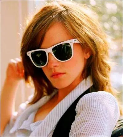 Côté vestimentaire, les acteurs ont eu le droit d'apporter une petite touche personnelle à leur uniforme pour le rendre unique. Pour la longue scène finale, quelle est la couleur de la ceinture d'Hermione ?