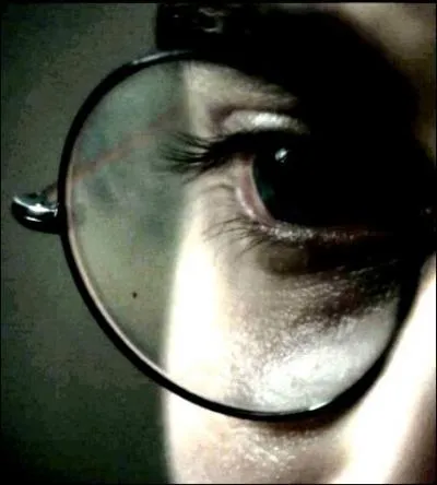 Côté action, le réalisateur tombe hélas dans deux gros clichés. Le premier, celui des lunettes :