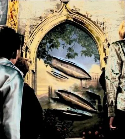 Il y a aussi des scènes absurdes qui ne tiennent pas la route. Exemple : Sirius Black a lacéré le portrait de la Grosse Dame, le voilà donc infiltré dans le château. La décision du directeur ?