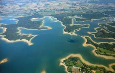 Nature- En 1974 le lac ... . . est construit pour protéger Paris de l'inondation. Il a englouti 3 villages appelés Chantecoq, Nuisement-aux-bois et Champaubert-aux-bois. Ils se trouvent dans deux départements : La Haute-Marne et la Marne. Quel est le nom du lac ?
