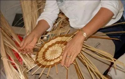 Artisanat- La vannerie de... . est unique dans la France. En 1906, à la demande des professionnels, l'école nationale d'osiériculture ouvre ses portes à... . Dans quelle ville la vannerie continue-t-elle de travailler ?