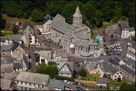 Nous survolons la commune auvergnate d'Orcival. Nous sommes dans le ciel du département n° ...