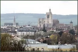 Je vous emmène à la découverte de la ville de Sens. Pour cela, nous devons nous rendre en région ...