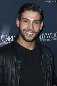 Avec qui est sortie Caroline ?