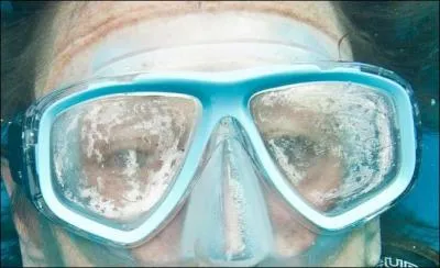 Pour éviter la buée dans le masque, vous avez tous vu qu'on pouvait cracher de la salive dedans avant chaque usage. Ça marche. Quelle autre solution efficace existe-t-il ?