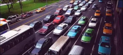 Ce serait génial de pouvoir construire une voiture avec de l'eau, n'est-ce pas ? Mais c'est déjà le cas. Oui, pour construire une voiture, ça prend de l'eau et pas juste quelques gouttes. Mais combien faut-il de litres ?