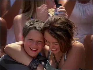 Comment s'appelle le petit frère de Ronnie ?