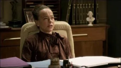 Comment s'appelle la directrice du lycée et qui est cruelle ?