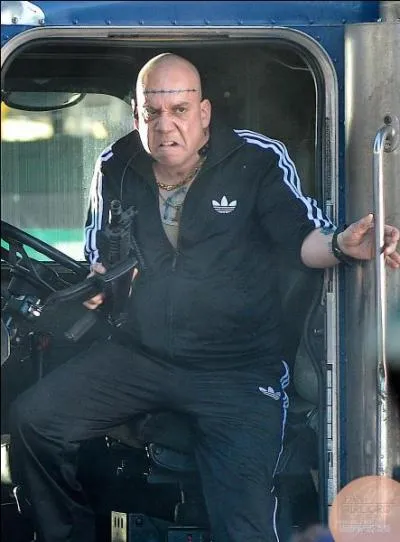 Comment s'appelle le bandit qui est pourchassé par Spider-Man ?