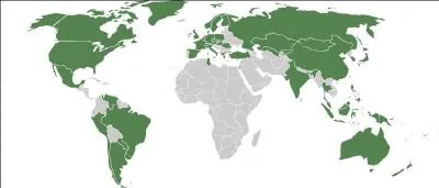 Le guppy a été introduit dans les tropiques par :