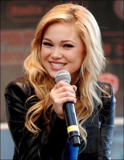 Qui est cette blonde fabuleuse ?