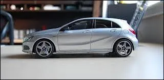 Elle est de profil mais on devine que cette voiture miniature est une ...