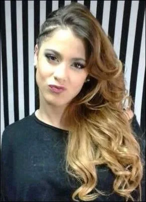 Comment s'appelle le professeur particulier de Violetta ?