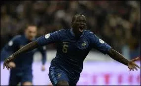La France est qualifiée pour la Coupe du monde 2014. Après avoir été battue 2-0 à l'aller, la France gagne 3-0 grâce à un doublé de Mamadou Sakho, et le fameux : "et 1, et 2, et 3-0" de 1998 revient. Contre qui était-ce ?
