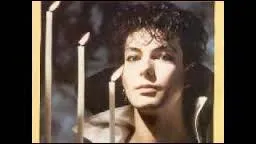 Pas plus facile ! Ce chanteur, tout aussi excentrique, se fait remarquer grâce aux titres "Partir" et "Victoria" (ce dernier est moins connu, mais j'adore ! ) /