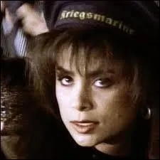 Bien qu'elle ait fait partie, de 2002 à 2009, du jury d'American Idol, peu en France se souviennent de cette chanteuse à la carrière aussi fulgurante que courte. Pourtant elle collectionne quelques tubes planétaires, comme "Straight up" ou "Opposites Attract" :