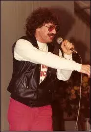 "La Danse des Canards" est le titre le plus vendu durant cette décennie. Mais qui en est l'interprète ?