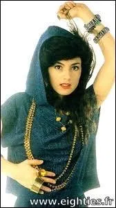 Pas facile, je le concède ! En 1986, cette chanteuse excentrique se fait remarquer grâce au titre "Les Autres sont jaloux" :