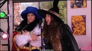 Camila est déguisée en :