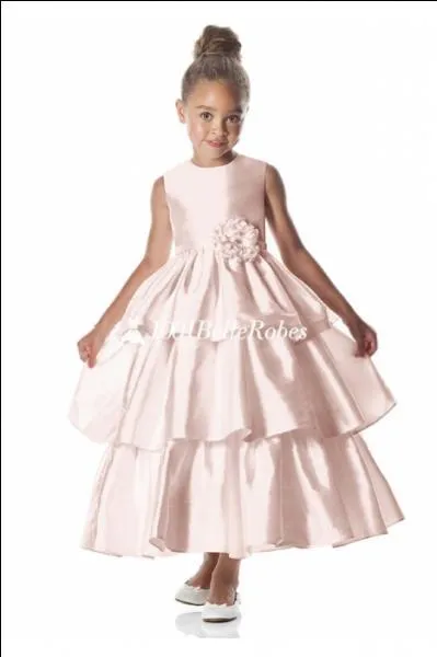 Alexa est ravissante dans la belle robe rose que sa maman a (faire) coudre par son amie Hélène.