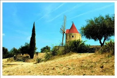 Ce célèbre moulin se trouve ... , dans les Bouches-du-Rhône, non loin d'Arles. Daudet ne l'acheta pas mais y passa de longues journées "de rêves et de souvenirs". // Suivent trois nouvelles extraites des "Lettres de mon moulin".