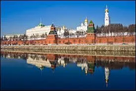 Voici une photo du "Kremlin de Moscou" qui se trouve évidemment...