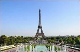 Voici une photo de "La tour Eiffel", qui est située...