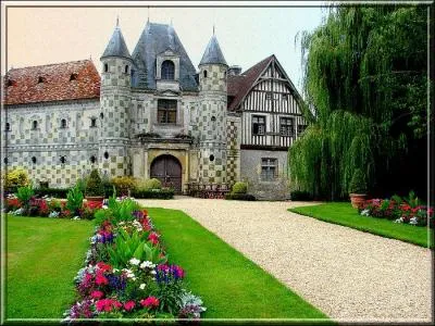 Si vous voulez photographier le pittoresque château de Saint-Germain-de Livet, dans quel département vous faudra-t-il aller ?