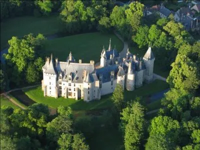 Quel est ce château du département du Cher, chef-d'oeuvre du gothique finissant où vous pourrez voir la tour du Lion qui doit son nom à un lion de plomb la surplombant et où vous découvrirez un intérieur richement meublé ?