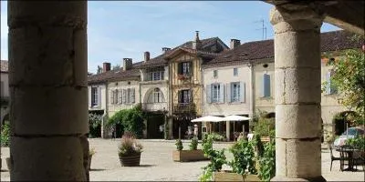 Dans quel département pourrez-vous vous promener sur la grande place entourée de couverts agréablement fleuris de Labastide-d'Armagnac ?