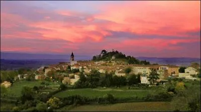Cité du Tarn perchée sur une cuesta calcaire je domine la plaine de Castres, mon église offre un retable, un lutrin et des stalles, je suis :