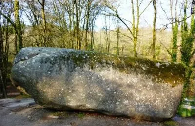 Quelle est cet énorme bloc de plus de 100 tonnes que vous pourrez découvrir lors d'une promenade près de Huelgoat dans le Finistère ?