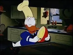 Donald prépare une pâte à crêpe. À votre avis que fait-il en même temps ?