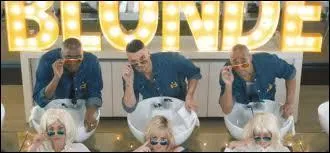 Quel est le prénom de la danseuse rousse que l'on voit à partir d'1 : 28 jusqu'à 1 : 32 ?