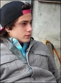 Comment s'appelle le frère de Martina Stoessel ?