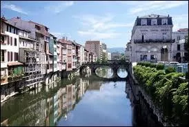 Nous partons à la découverte de Castres. Ville de naissance de Jean Jaurès, elle se situe en région ...