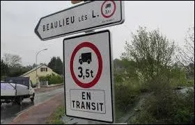 Le mot écrit sous le "en" vous donne le nom d'un utilitaire de chez ...