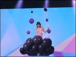 Par quelle chanson Violetta a-t-elle débuté son concert ?