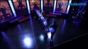 Quelle est la chanson que la troupe de Violetta chante avec un tambour ?