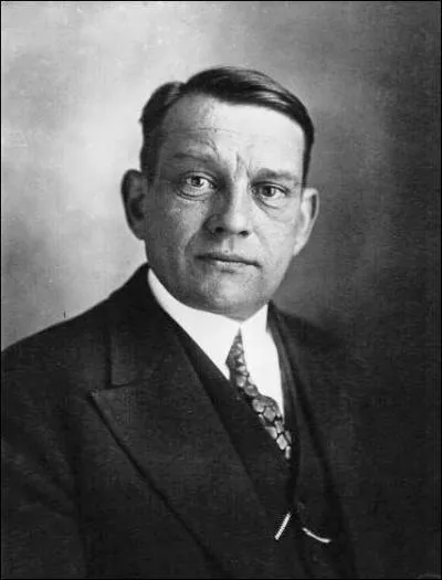 Il a été président de 1954 à 1959, il s'appelle :